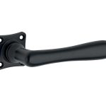 Deurklink op ongeveerd vierkant rozet Linea mat zwart