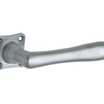 Deurklink op geveerd vierkant rozet Linea mat chroom