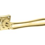 Deurklink op geveerd vierkant rozet Linea messing gelakt