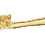 Deurklink op ongeveerd vierkant rozet Linea messing ongelakt