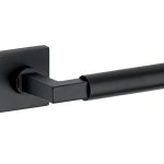 Deurklink op geveerd rozet verdekt Bauhaus mat zwart