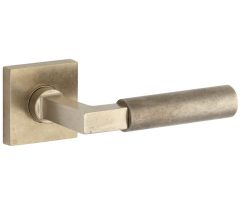 Deurklink op geveerd rozet verdekt Bauhaus messing antiek