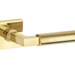 Deurklink op geveerd rozet verdekt Bauhaus messing ongelakt