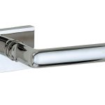 Deurklink op geveerd rozet verdekt Padania glans chroom