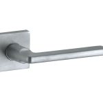 Deurklink op geveerd rozet verdekt Piatto mat chroom