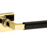 Deurklink op geveerd rozet verdekt Bauhaus ebben messing ongelakt