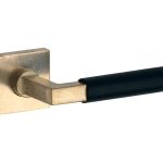 Deurklink op geveerd rozet verdekt Bauhaus ebben messing antiek