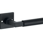 Deurklink op ongeveerd rozet Bauhaus mat zwart