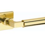 Deurklink op ongeveerd rozet Bauhaus messing ongelakt