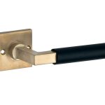 Deurklink op ongeveerd rozet Bauhaus ebben messing antiek