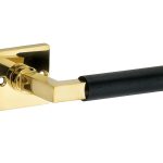 Deurklink op ongeveerd rozet Bauhaus ebben messing ongelakt