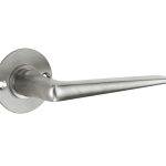 Deurklink op ongeveerd rozet Wig/Chemin de Fer mat nikkel ongelakt