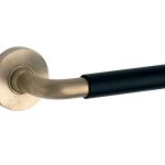 Deurklink op geveerd rozet Frankfurt ebben/Vivo messing antiek