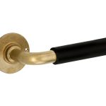 Deurklink op ongeveerd rozet Frankfurt ebben/Chemin de Fer messing antiek