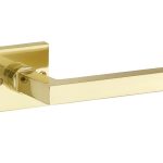 Deurklink op ongeveerd rozet Kare/Bauhaus messing gelakt