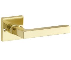 Deurklink op ongeveerd rozet Kare/Bauhaus messing gelakt