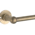 Deurklink op ongeveerd rozet Chemin de Fer 100mm messing antiek