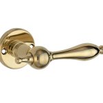 Deurklink op ongeveerd rozet Barock/facet messing ongelakt