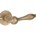 Deurklink op ongeveerd rozet Barock/facet messing antiek