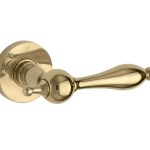 Deurklink op geveerd rozet Barock/Vivo messing ongelakt