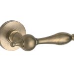 Deurklink op geveerd rozet Barock/Vivo messing antiek