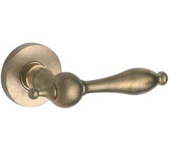 Deurklink op geveerd rozet Barock/Vivo messing antiek