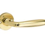 Deurklink op ongeveerd rozet Banaan/Elegant messing gelakt