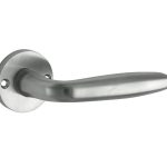 Deurklink op ongeveerd rozet Banaan/Elegant mat nikkel ongelakt