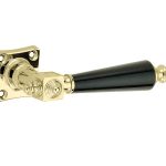 Deurklink op geveerd vierkant rozet Roman bakeliet messing gelakt