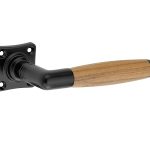 Deurklink op geveerd vierkant rozet Ton teak mat zwart