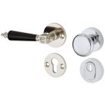 SKG3 knop/kruk op rozet Roman bakeliet Links + kerntrekbeveiliging glans nikkel/glans chroom