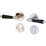 SKG3 kruk/kruk op rozet Roman bakeliet Links + kerntrekbeveiliging glans nikkel/glans chroom