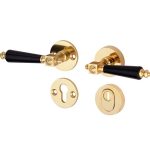 SKG3 kruk/kruk op rozet Roman bakeliet Links + kerntrekbeveiliging messing gelakt/messing PVD