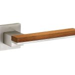 Deurklink op geveerd rozet Mimolimit mat nikkel ongelakt/teak