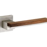 Deurklink op geveerd rozet Mimolimit mat nikkel ongelakt/walnoot