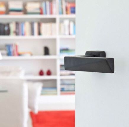 Deurklink op geveerd rozet Mini V pvd mat zwart - Afbeelding 3