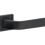 Deurklink op geveerd rozet Trinity pvd mat zwart