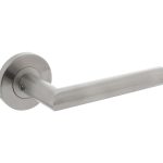 Intersteel enkele deurklink Jura rechts op rozet rvs geborsteld