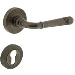 Intersteel deurklink Helena op rozet met cilinder plaatjes gebruineerd