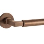 Deurklink op geveerd rozet Bauhaus/Vivo messing antiek brons