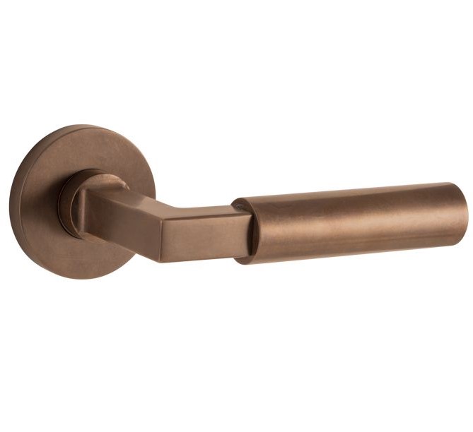 Deurklink op geveerd rozet Bauhaus/Vivo messing antiek brons