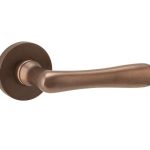 Deurklink op geveerd rozet Linea/Vivo messing antiek brons