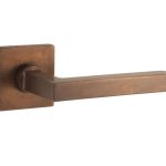 Deurklink op geveerd rozet verdekt Kare messing antiek brons