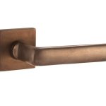 Deurklink op geveerd rozet verdekt Padania messing antiek brons