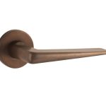 Deurklink op geveerd rozet Wig/Vivo messing antiek brons