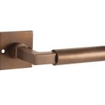 Deurklink op ongeveerd rozet Bauhaus messing antiek brons