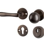 SKG3 knop/kruk op rozet Linea Links + kerntrekbeveiliging messing antiek brons