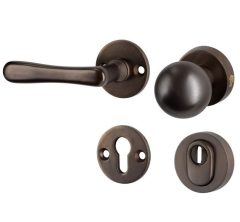 SKG3 knop/kruk op rozet Linea Links + kerntrekbeveiliging messing antiek brons