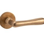 Deurklink op geveerd rozet Linea/Vivo messing antiek