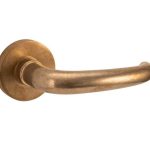 Deurklink op geveerd rozet Halfsabel/Vivo messing antiek